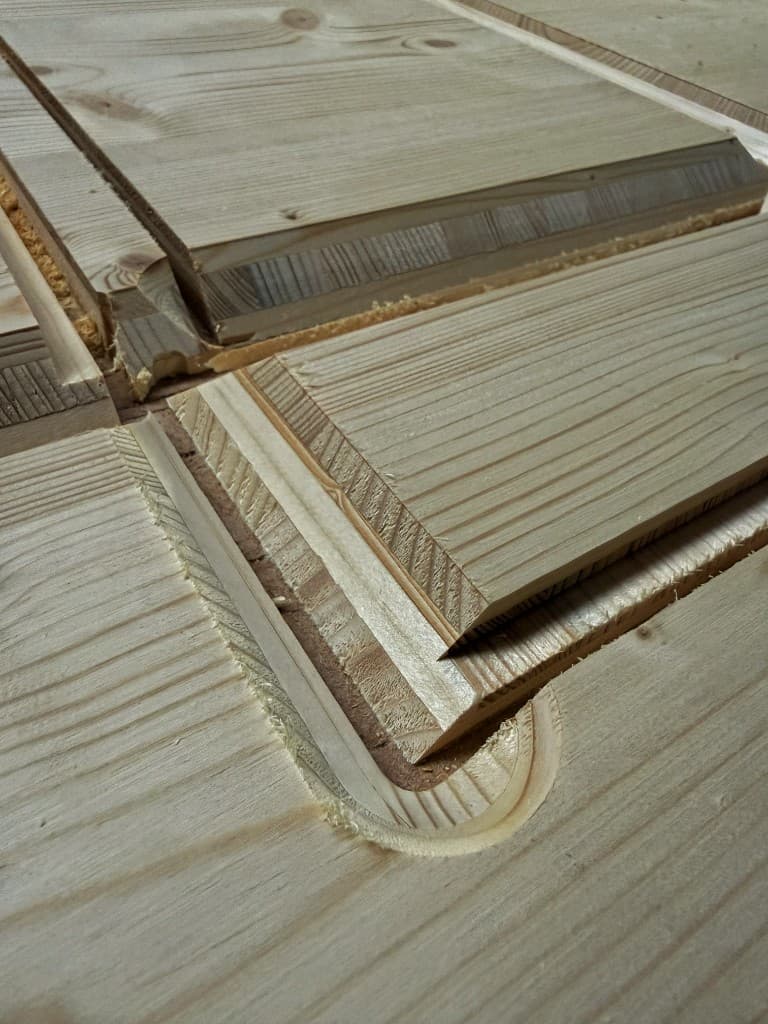 Mecanizado CNC de Tablero Tricapa (3 Plis): Cortes a Inglete 45° y Ensambles Invisibles