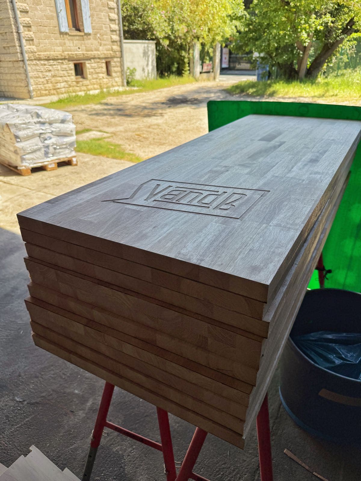 Grabado CNC de logotipo en encimeras de hevea de 44 mm: proyecto para V and B