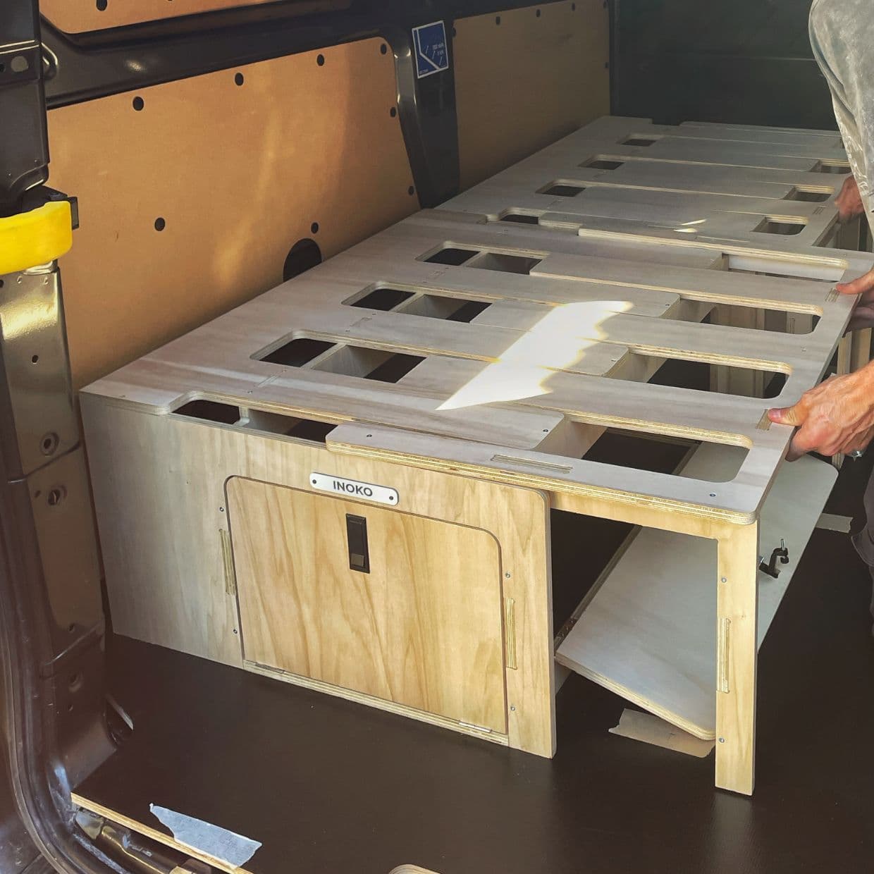 Caso de Éxito: Diseño CAD y Mecanizado CNC Serie Flat-Pack para Kits Camper