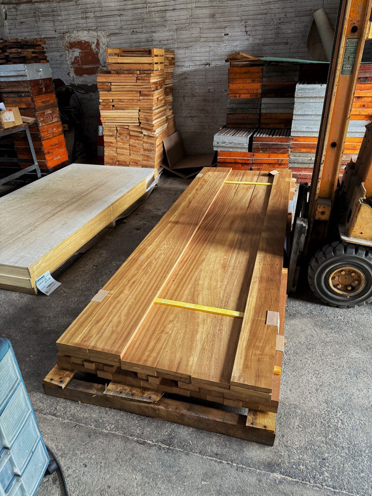 Mecanizado de madera tropical (Iroko) para Eiffage: Metro de Toulouse Línea C