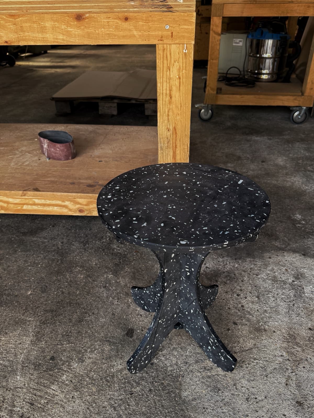 Mecanizado CNC de Plástico Reciclado (Le Pavé® y PAV2): Del Ecodiseño al Mobiliario de Alta Gama