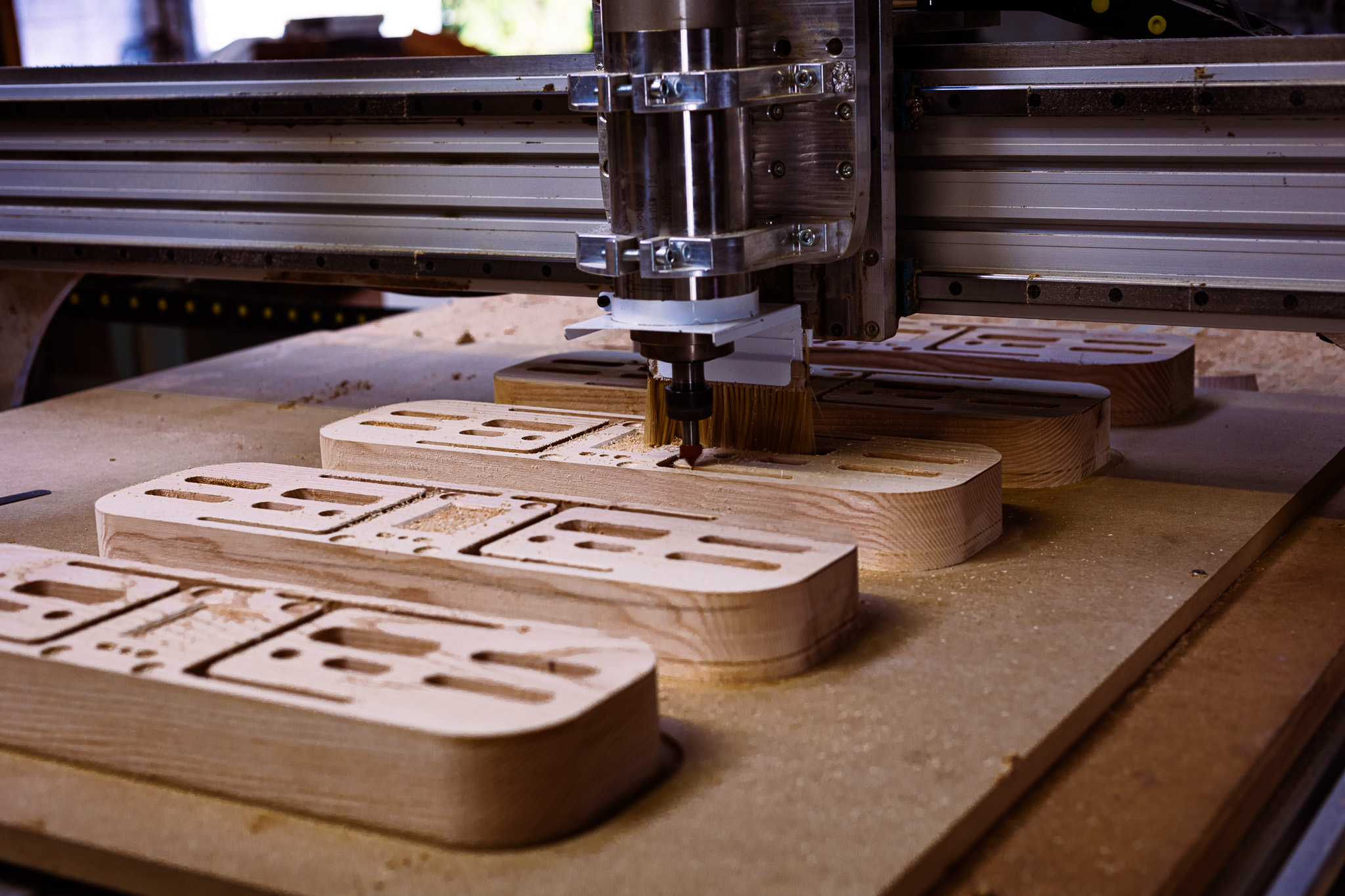 Fase de fabricación: Mecanizado CNC de un prototipo de tabla en Fresno macizo en nuestro taller.